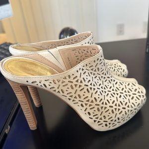 VINCE CAMUTO JASO IVORY CUT OUT LEATHER PEEP TOE LEATHER PLATFORM HEEL SLIDE